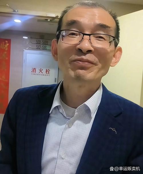 老谢激动得睡不着了!他正式说了,要带着家里7口人,送儿子谢浩男回学校