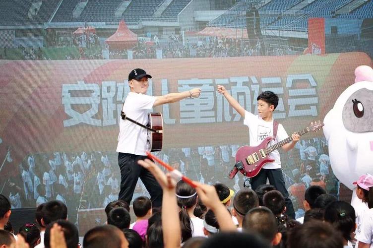 注意!这位吉他小天才即将霸占你的暑期荧屏
